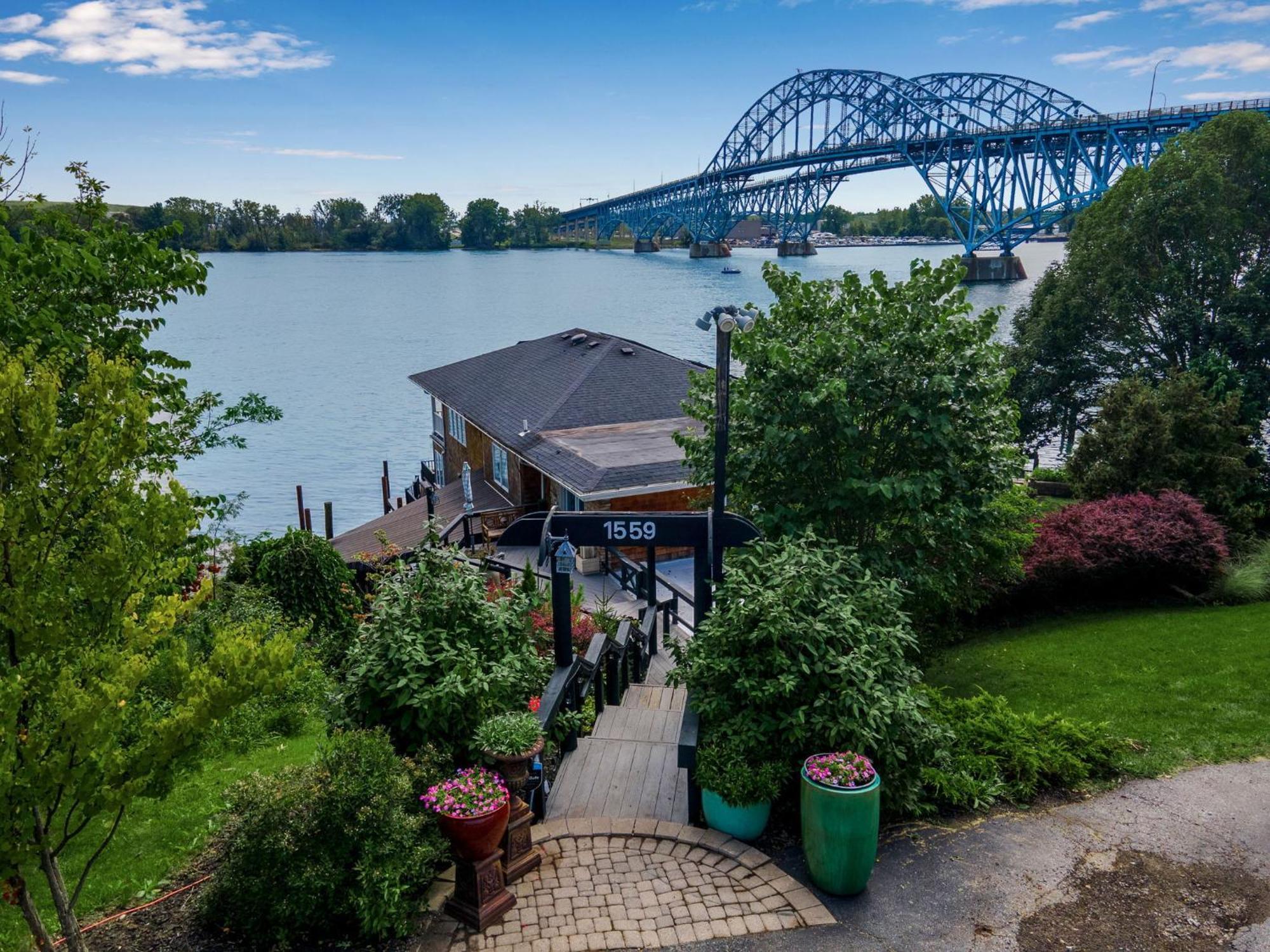 South Bridge Bed And Breakfast Grand Island Exterior photo